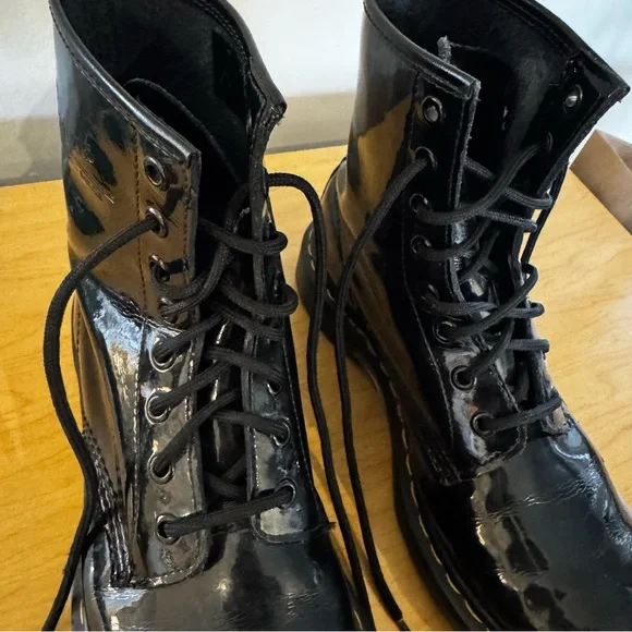 1460 Glossy Black Dr. Martens- Size US 8 - Picture 4 of 13